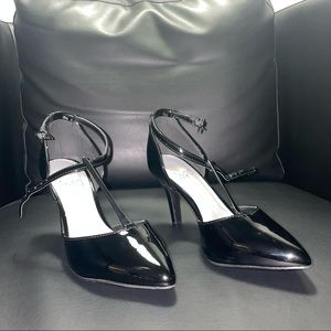 IMPO Tisha Pointed Pump Black with Metallic Strap - Size 5.5